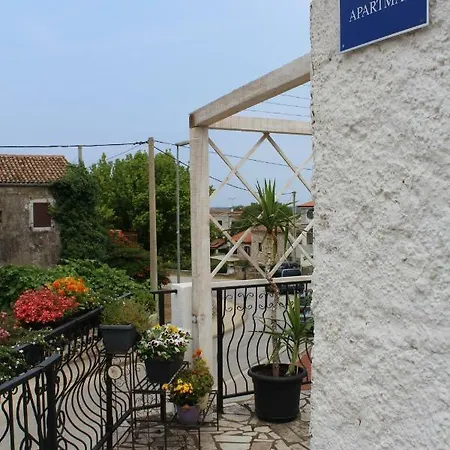 Gaia Apartment *